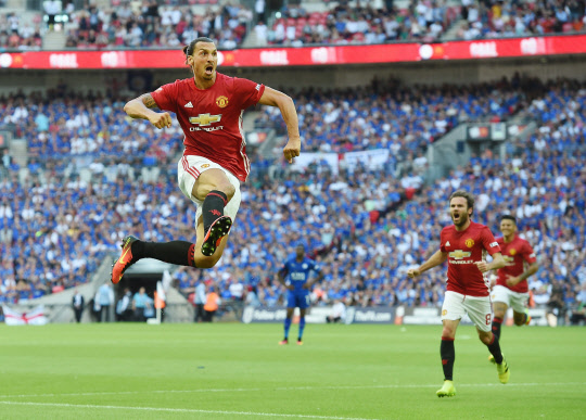 잉글리쉬 프리미어리그를 대표하는 두 명문 팀인 맨체스터 유나이티드와 리버풀FC가 17일 안필드에서 정면으로 격돌한다. 양 팀 간의 경기에서는 서로의 강점을 누가 더 살릴 수 있는지에서 승패가 갈릴 듯 하다. 사진=연합뉴스